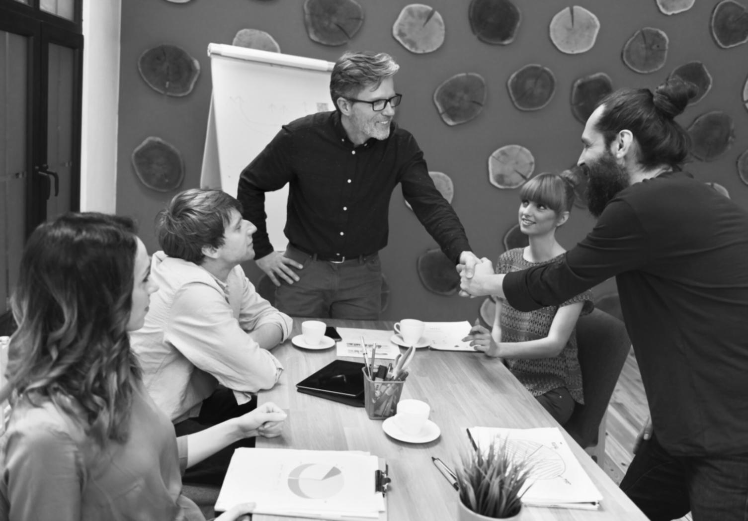 Session de conseil financier avec documents et plans personnalisés