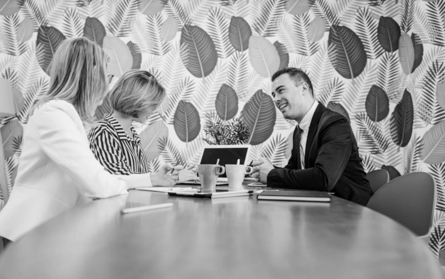 Conseiller financier en discussion avec un client